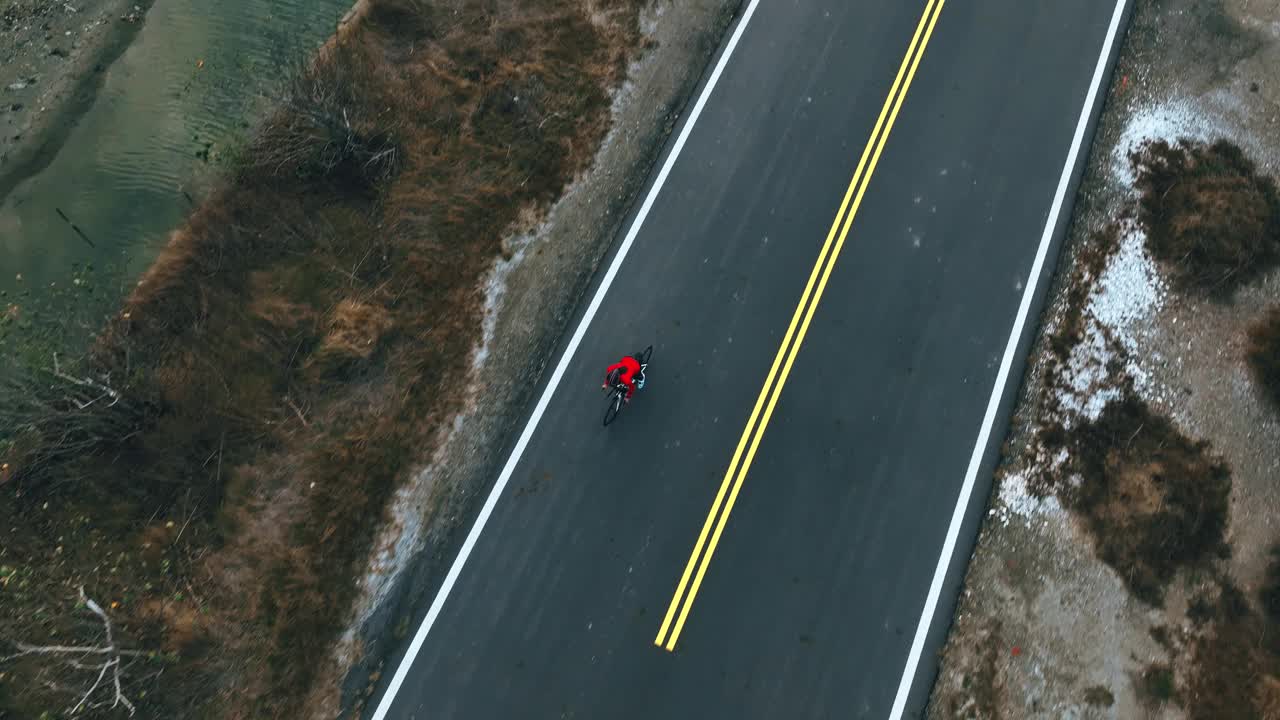 骑自行车公路旅行与女运动员骑手在早晨无人机视图视频素材