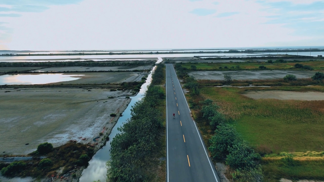 骑自行车公路旅行与女运动员骑手在早晨无人机视图视频素材