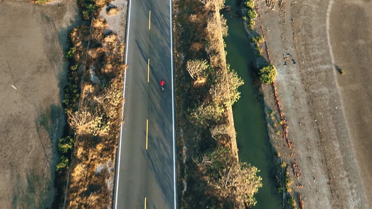 骑自行车公路旅行与女运动员骑手在早晨无人机视图视频素材