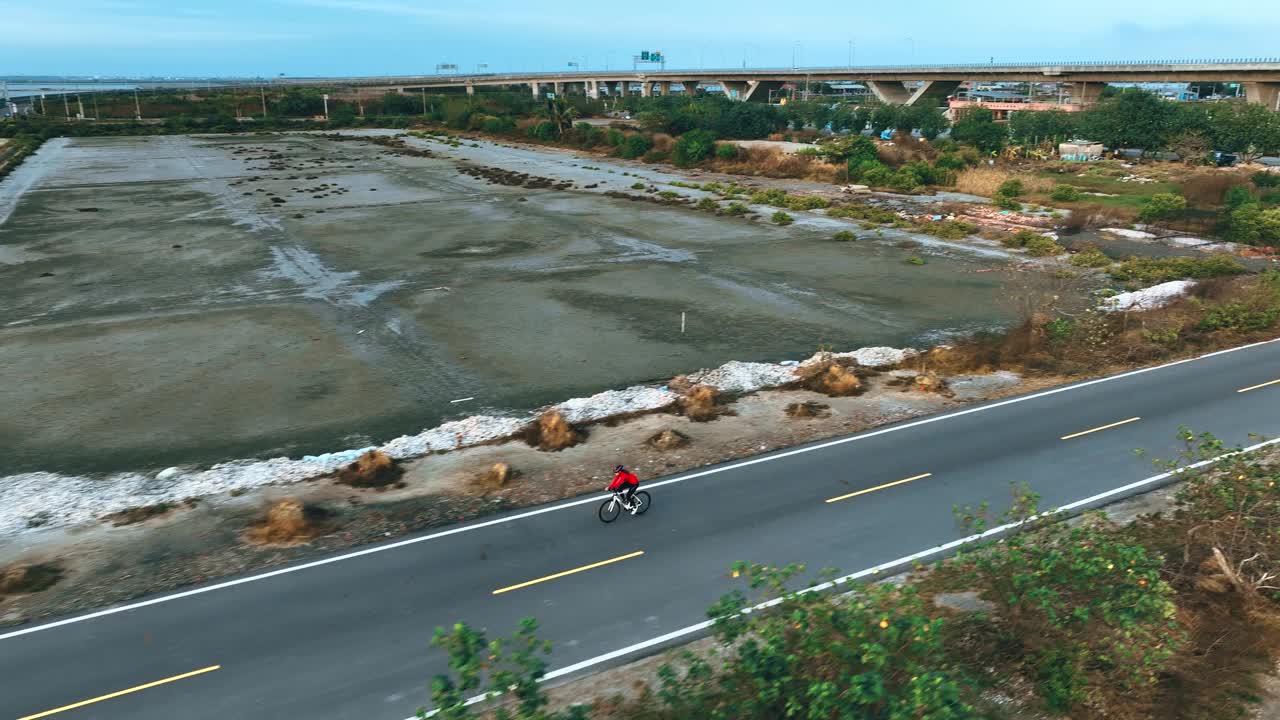 自行车骑公路旅行与女运动员骑手在早上无人机视图视频素材