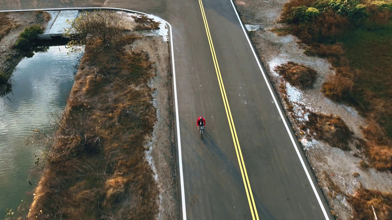 骑自行车公路旅行与女运动员骑手在早晨无人机视图视频素材