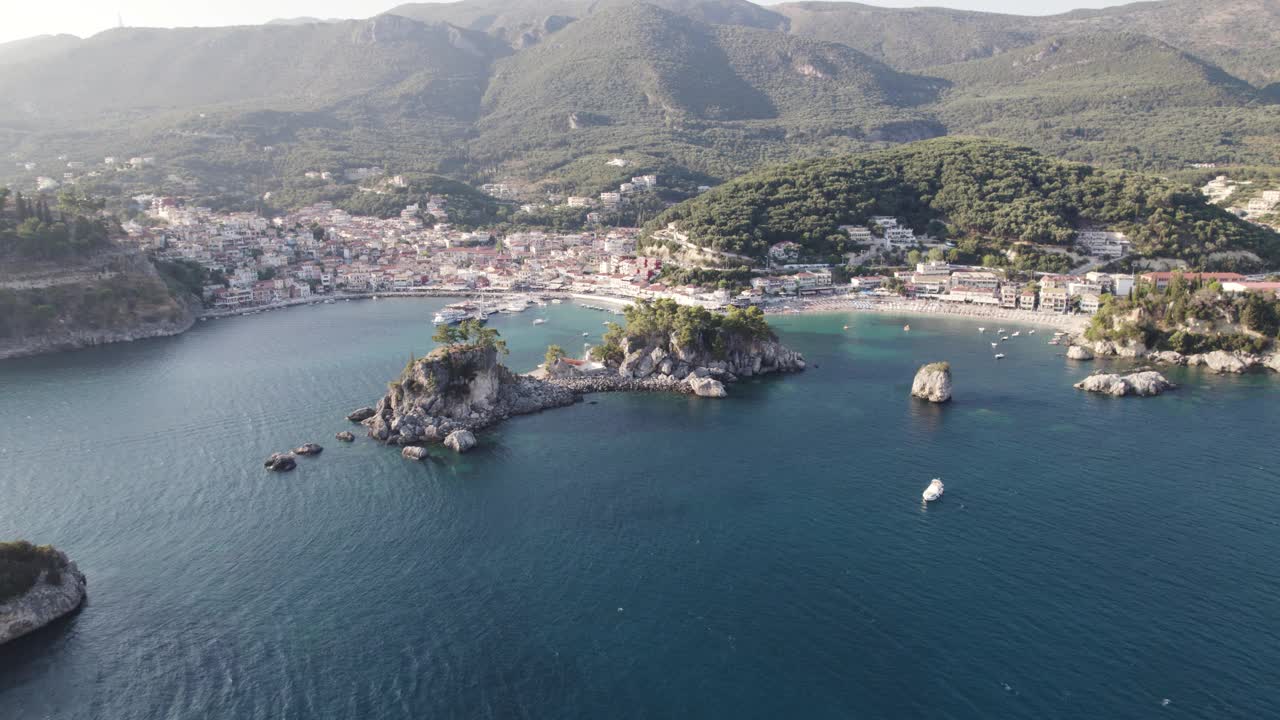 空中摄影车在风景秀丽的海湾与小岛在爱奥尼亚海向海边小镇帕尔加视频下载