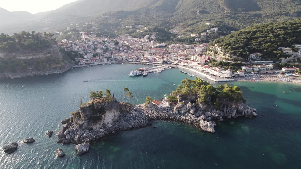 鸟瞰希腊旅游小镇帕尔加的港口和海岸，背景是小岛和森林视频素材