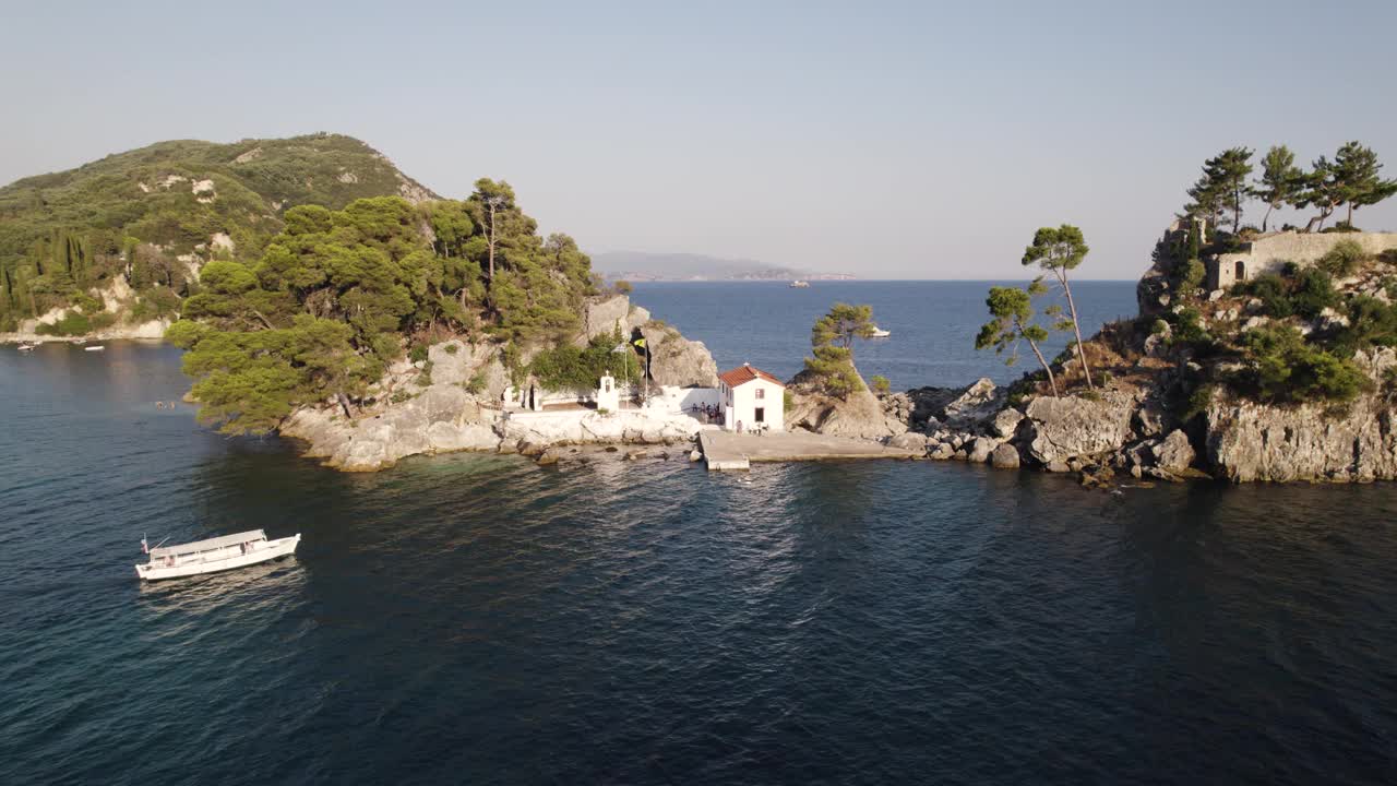 希腊西部帕尔加的美丽海滨别墅。天堂的风景。鸟瞰图视频下载