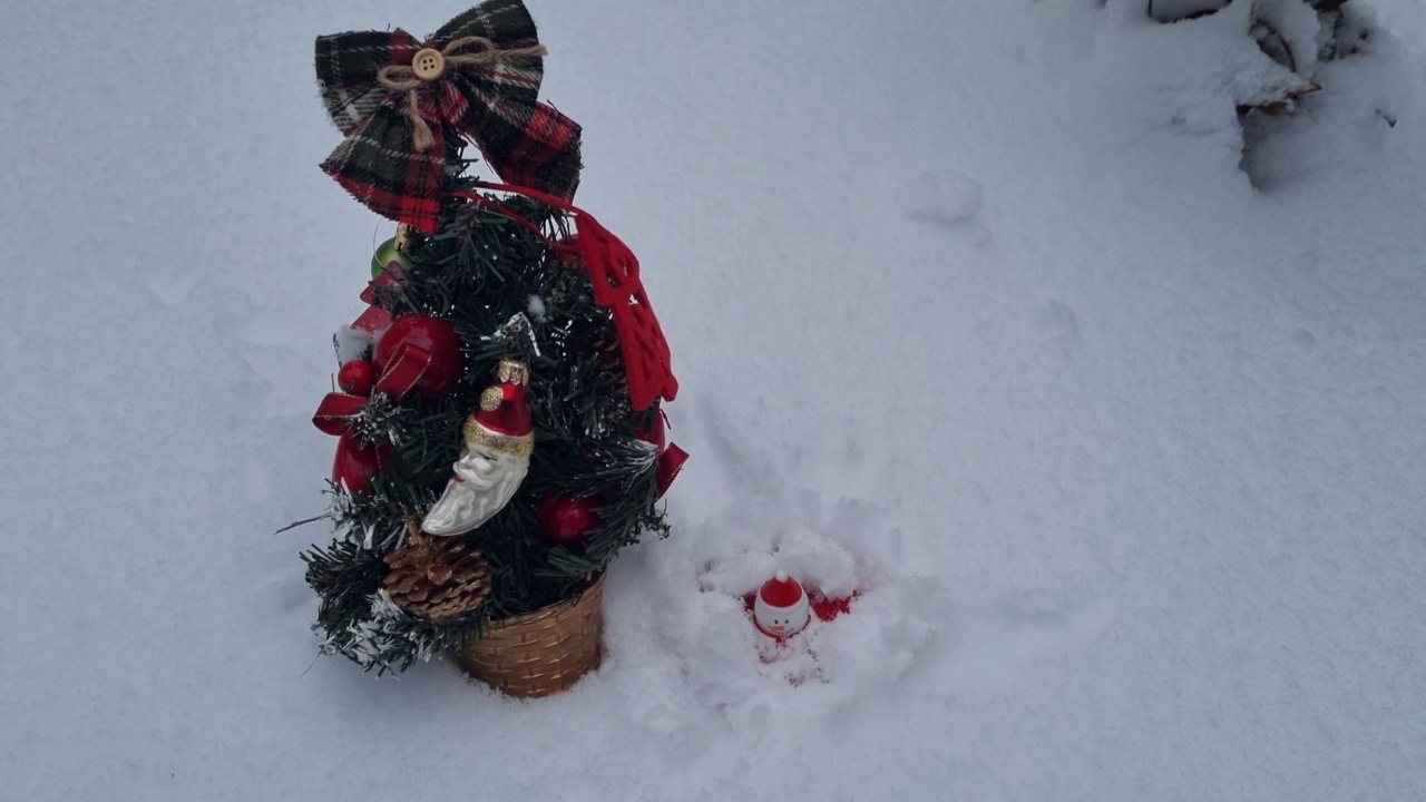 雪人下的圣诞松树与装饰，饰品和冷杉树枝与玩具在白雪公主的背景。节日喜庆喜庆，新年冬暖花开视频下载