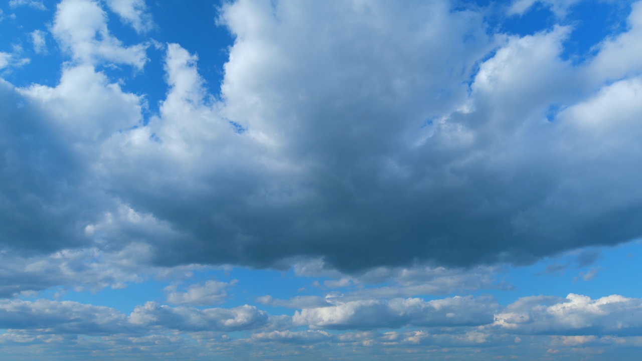 天空和乌云。美丽晴朗的蓝天与雨云背景。时间流逝。视频素材