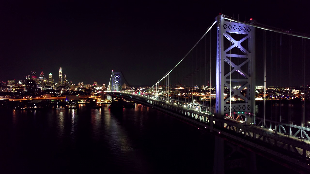 本·富兰克林桥和费城的夜景视频素材