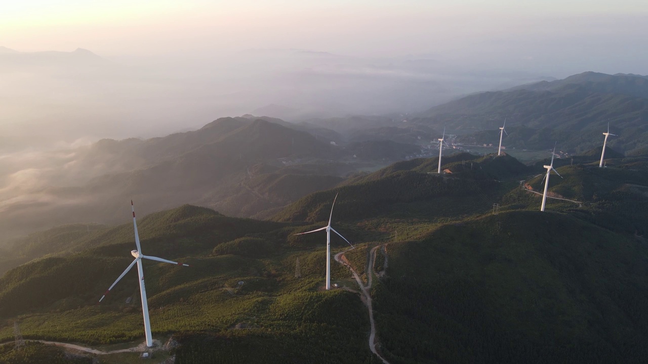 黎明时分山顶风力发电的鸟瞰图视频素材