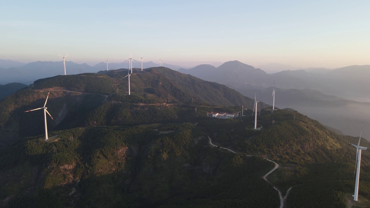 黎明时分山顶风力发电的鸟瞰图视频素材