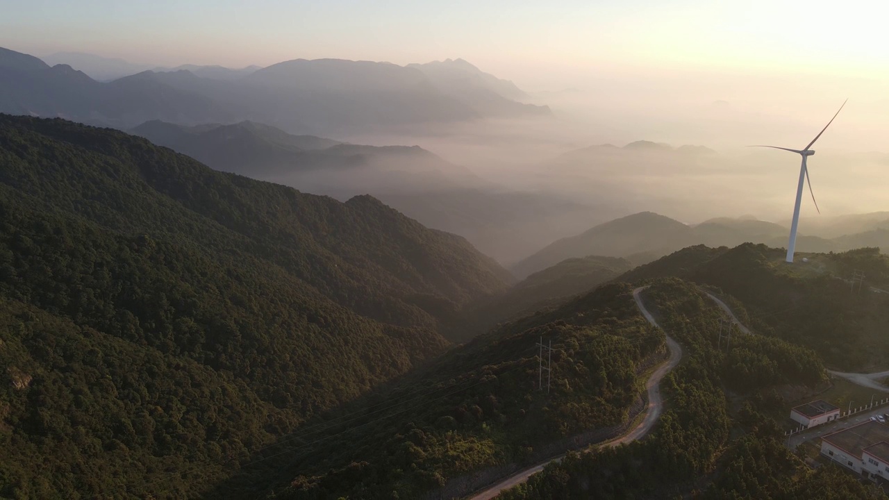 黎明时分山顶风力发电的鸟瞰图视频素材