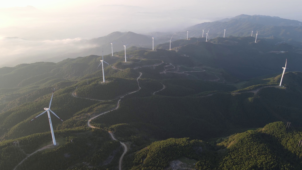 黎明时分山顶风力发电的鸟瞰图视频素材