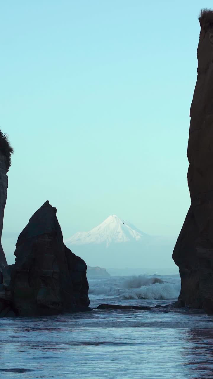 独特的岩层被称为三姐妹海滩和后面的塔拉纳基山视频素材