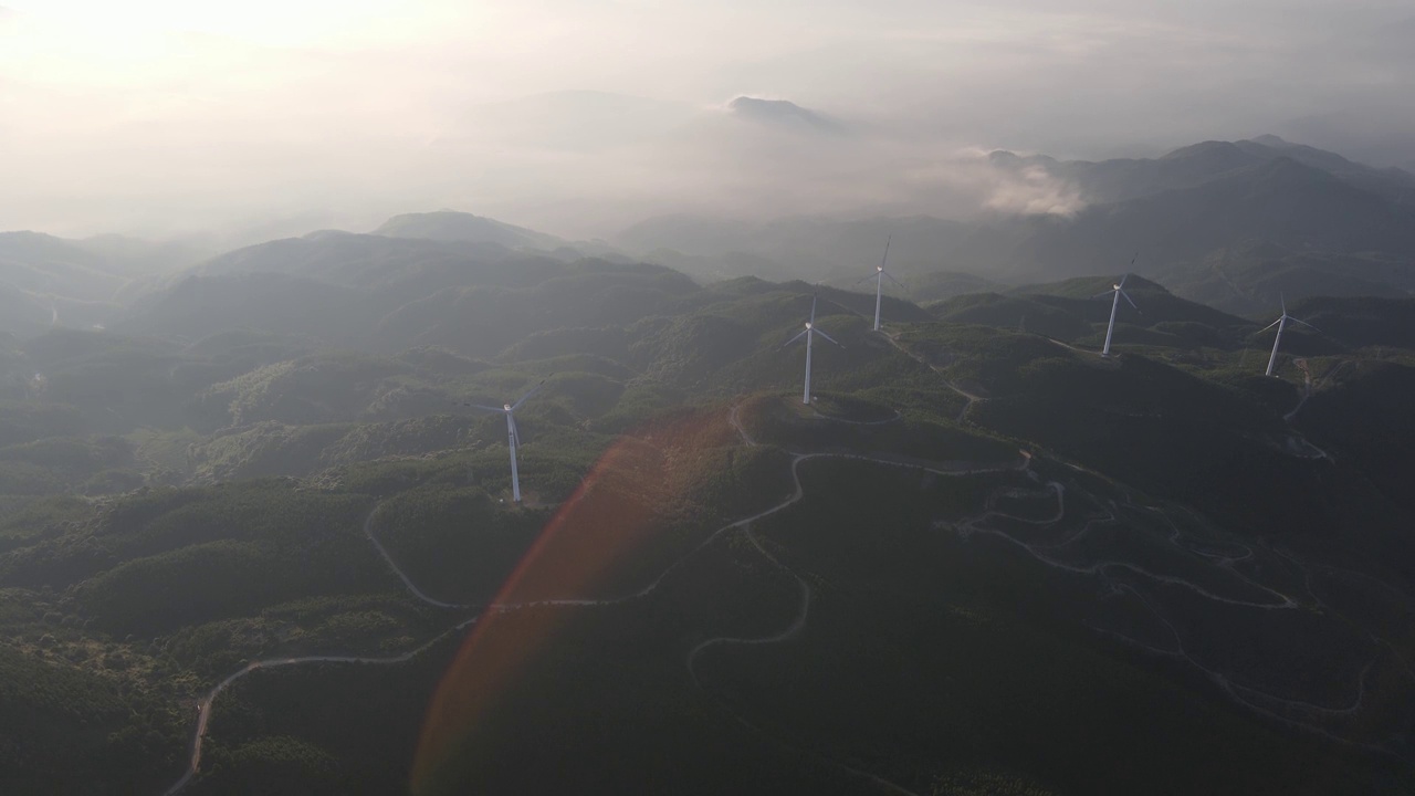 黎明时分山顶风力发电的鸟瞰图视频素材