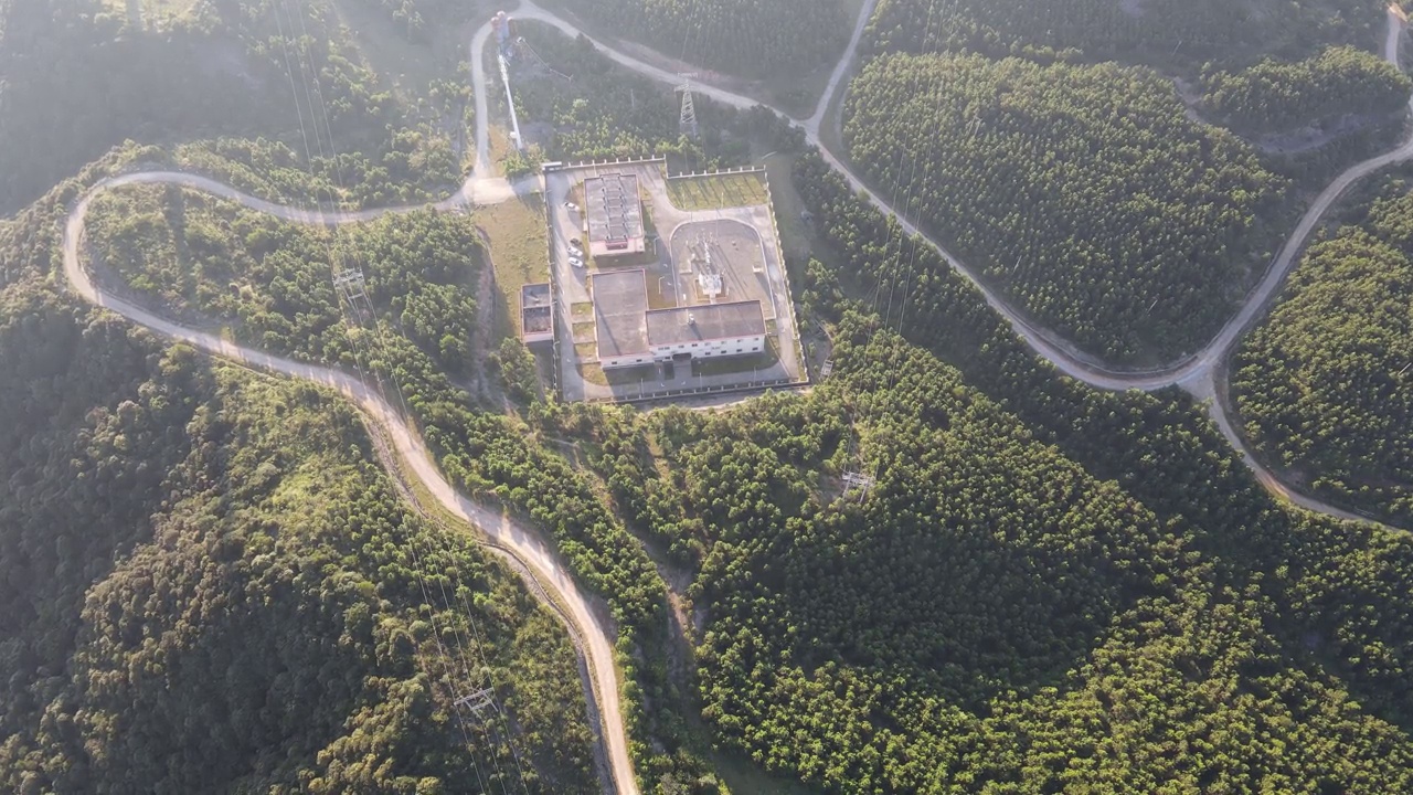 黎明时分山顶风力发电的鸟瞰图视频素材