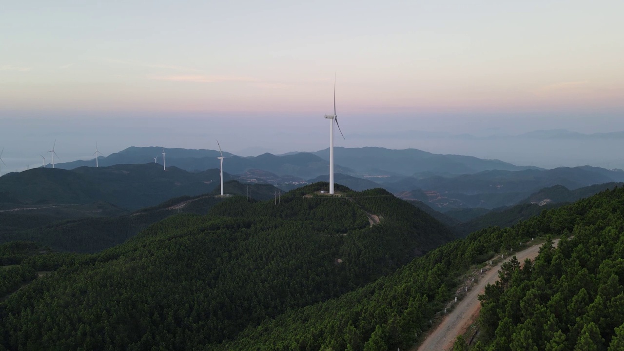 黎明时分山顶风力发电的鸟瞰图视频素材