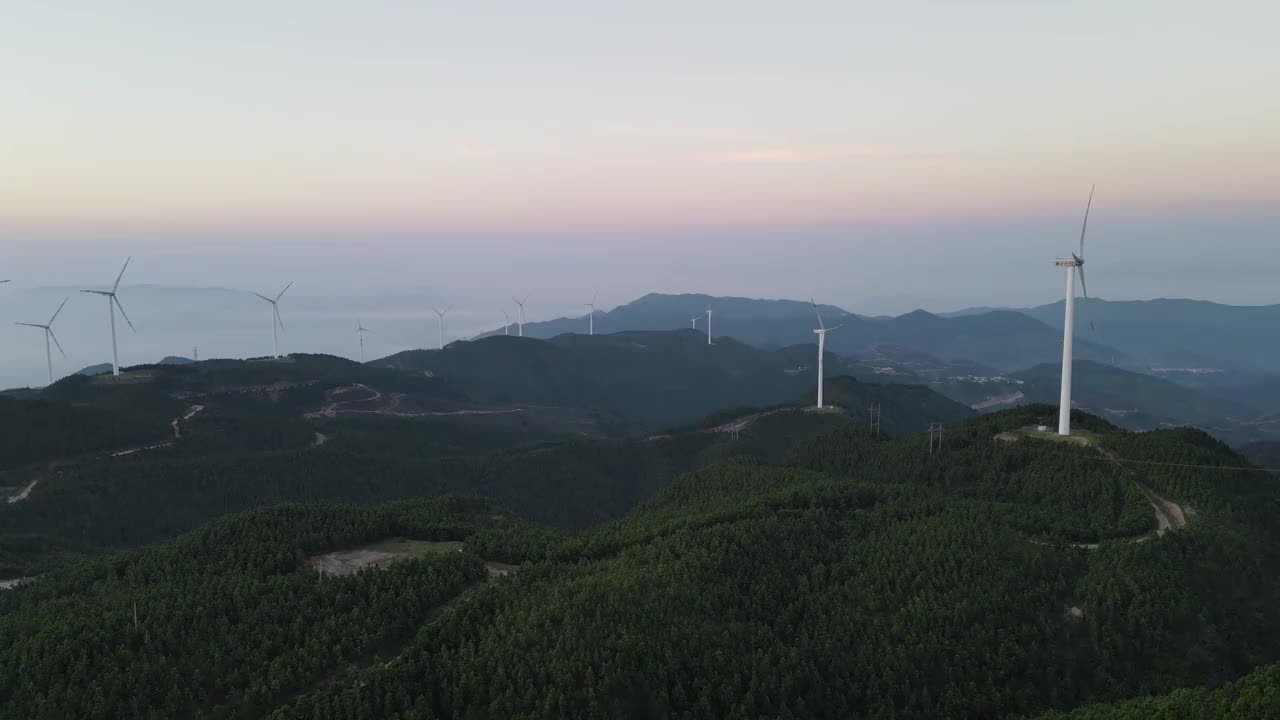 黎明时分山顶风力发电的鸟瞰图视频素材