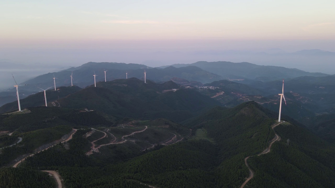 黎明时分山顶风力发电的鸟瞰图视频素材