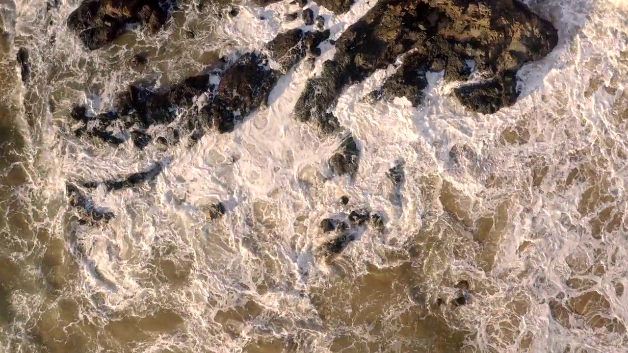 毛伊岛的鸟瞰图-海浪拍打着威利亚的海岸峭壁视频素材