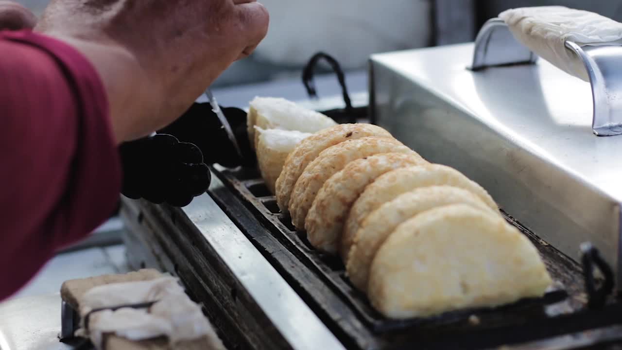 “盘松”切蛋糕是一种传统的印尼食物视频素材