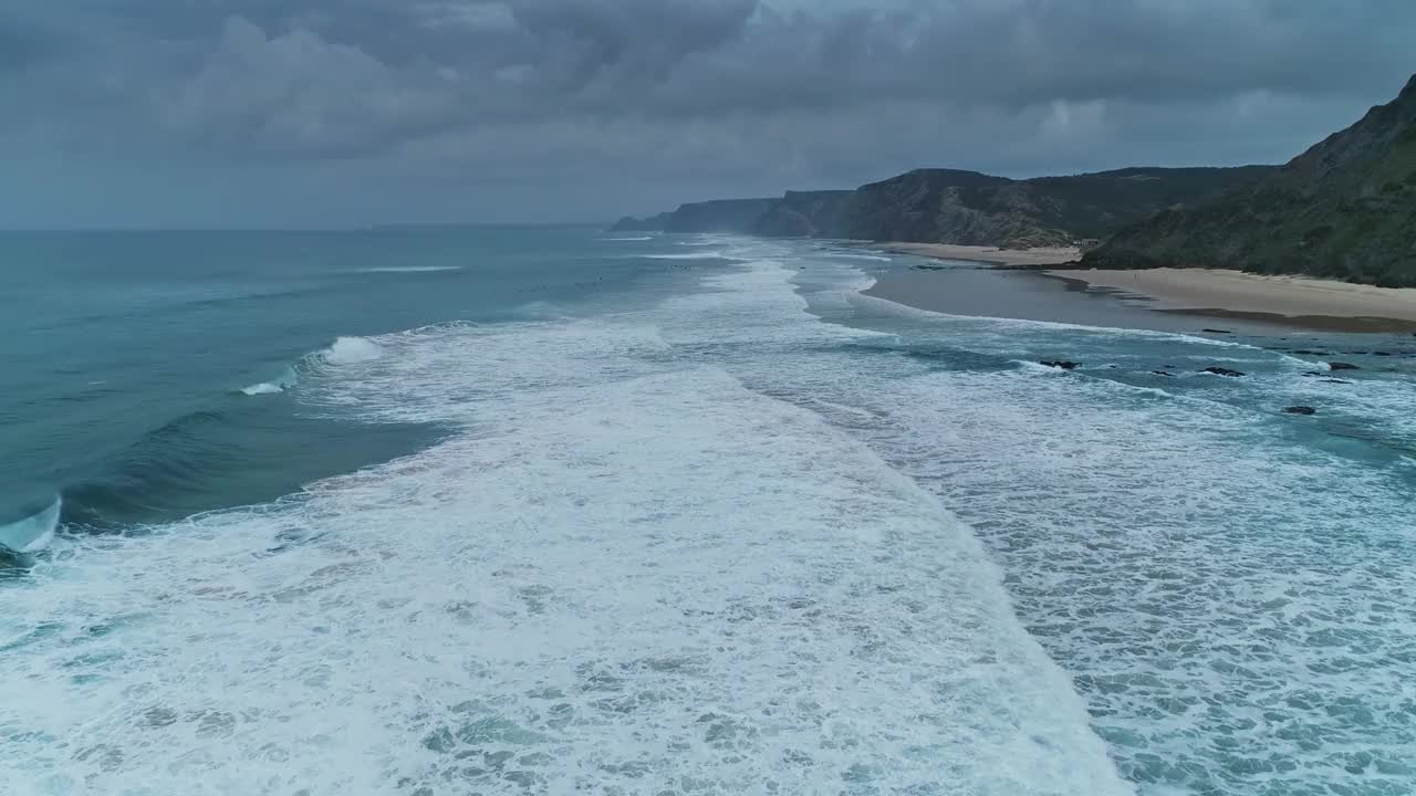 沙滩上的波浪和多云的天空视频素材