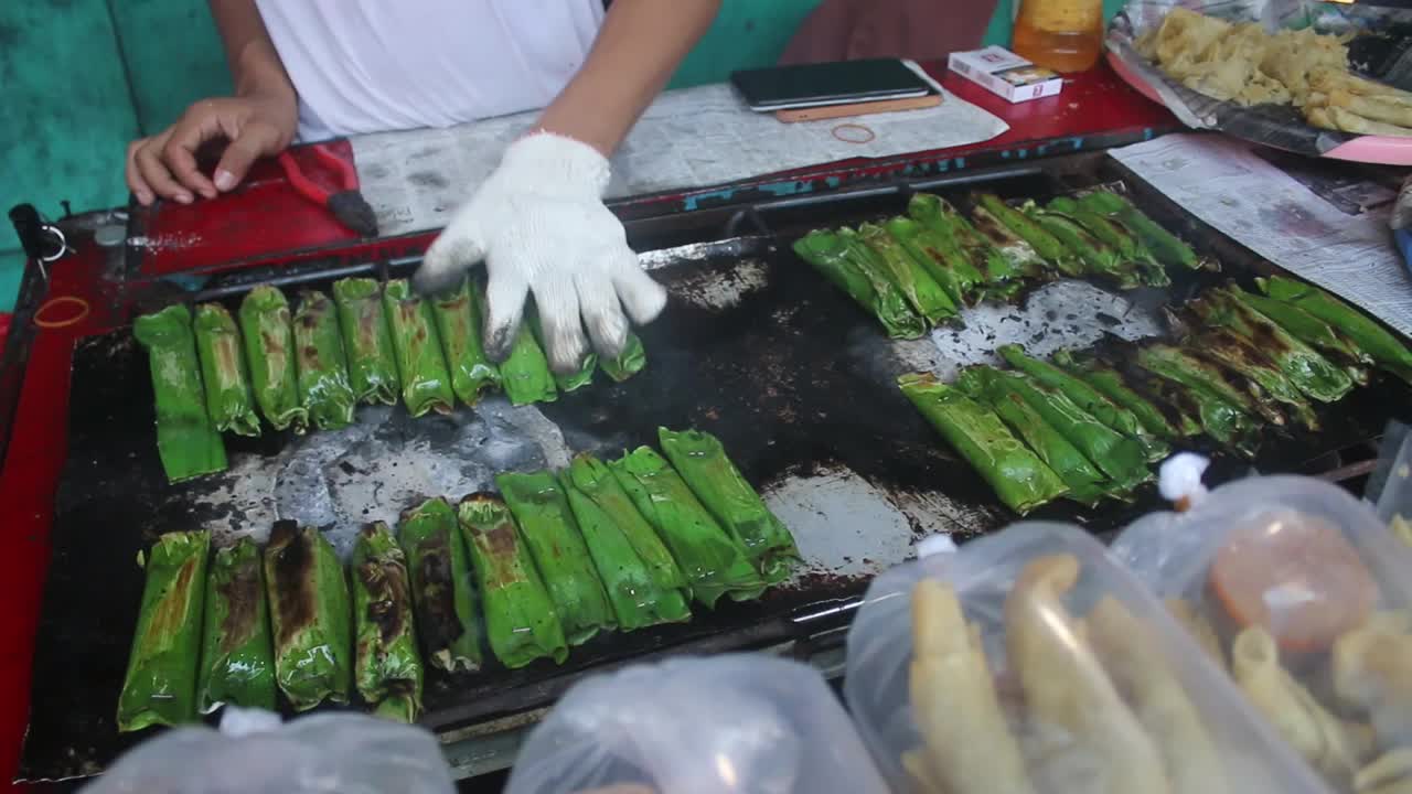 印尼传统糕点“otak otak”制作过程短片视频素材