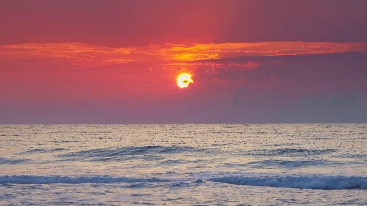 海水上的日出。清晨在海浪之上。视频素材