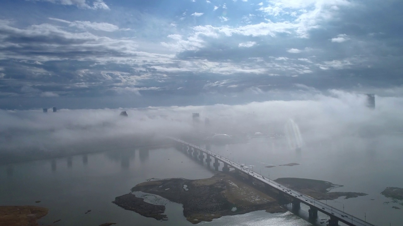 现代城市地标景观鸟瞰图，平流雾，上海，中国视频素材