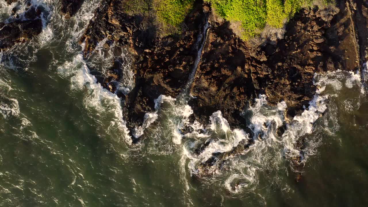 毛伊岛的鸟瞰图-海浪拍打着威利亚的海岸峭壁视频素材