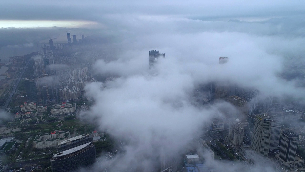 现代城市地标景观鸟瞰图，平流雾，上海，中国视频素材