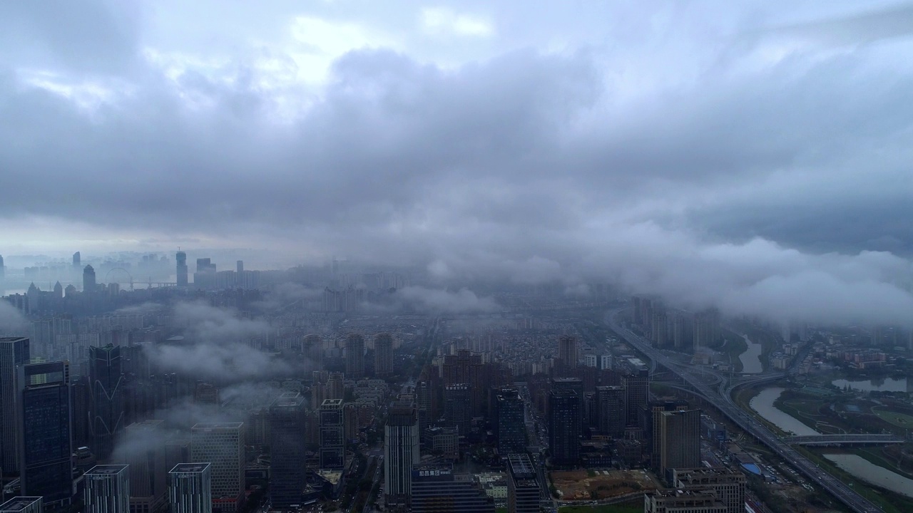 现代城市地标景观鸟瞰图，平流雾，上海，中国视频素材