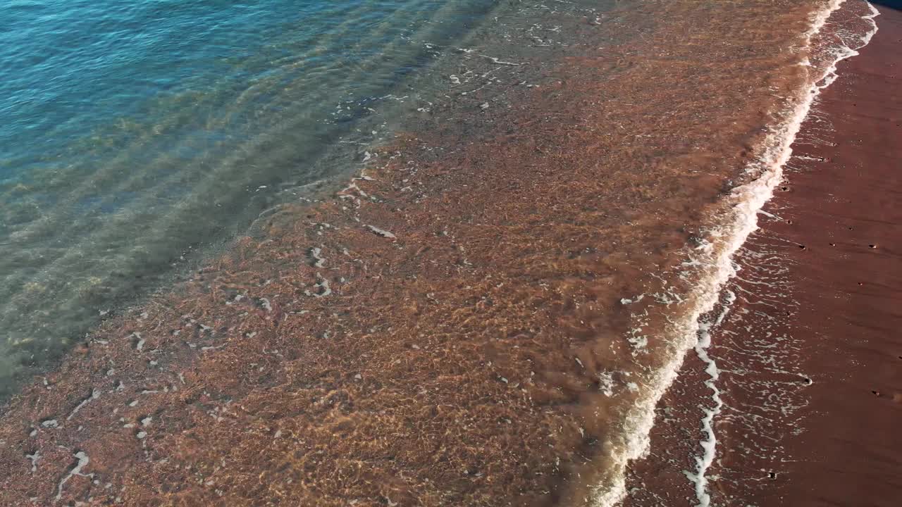 4K的海浪涌向岸边的美丽镜头视频素材