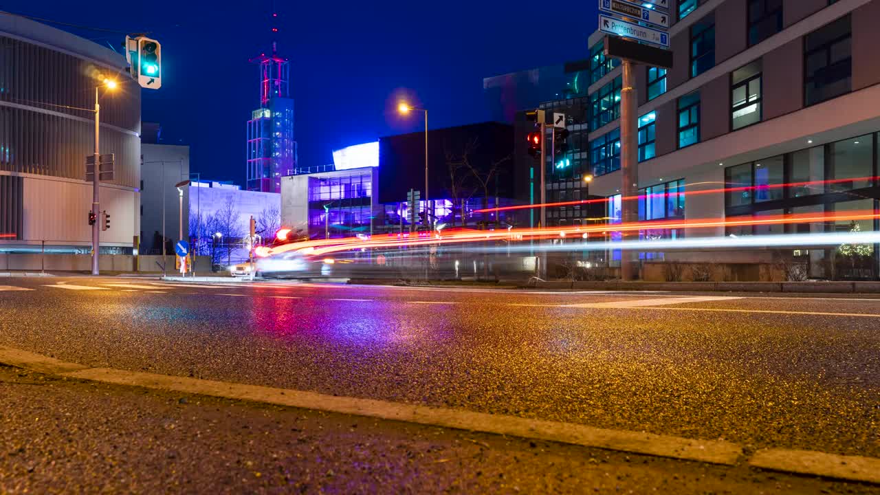 夜晚交通和城市灯光的时间流逝视频素材