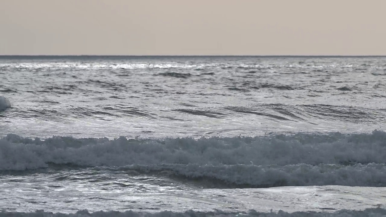 海岸上的海浪，白沙湾，圣大卫，彭布罗克郡海岸国家公园，威尔士，英国视频素材