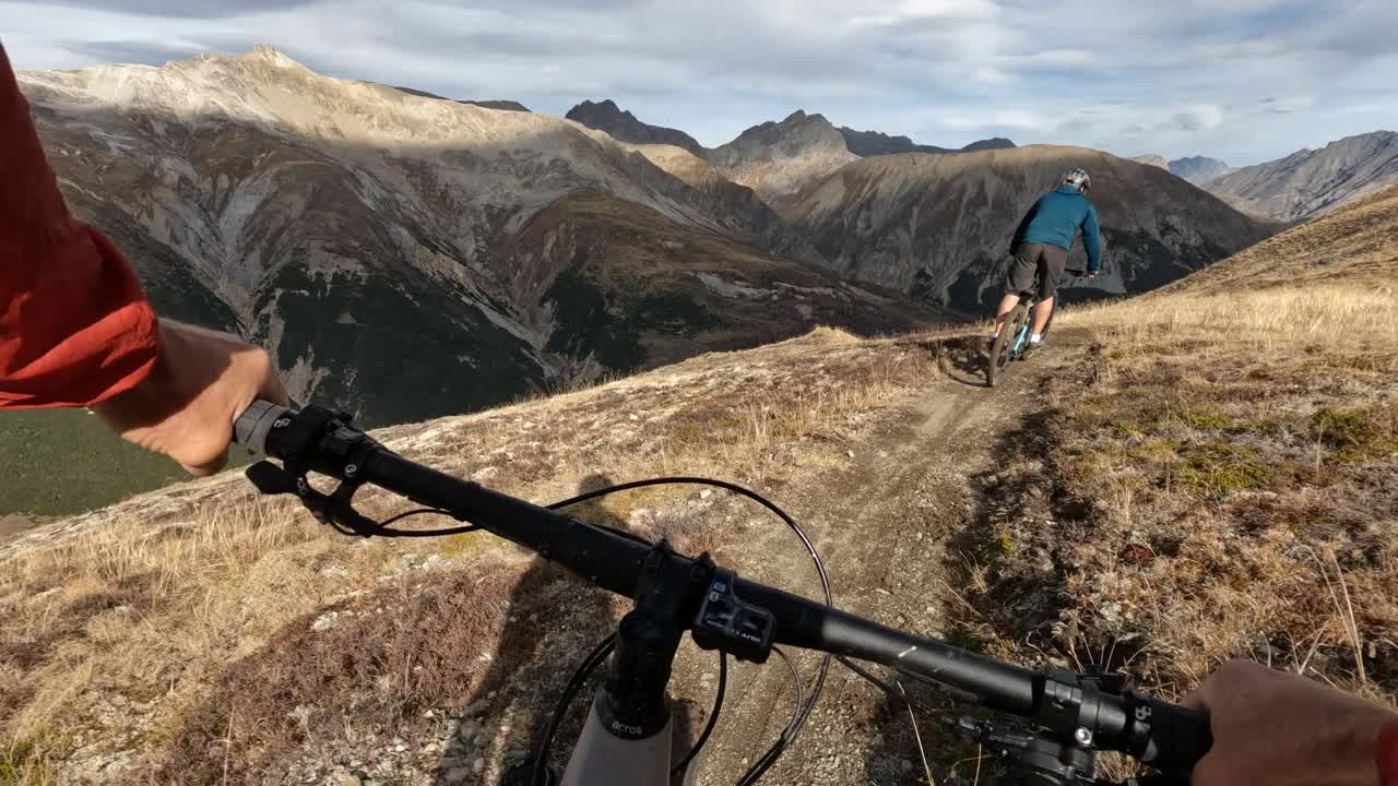 第一人称视角下的电动自行车山路视频素材