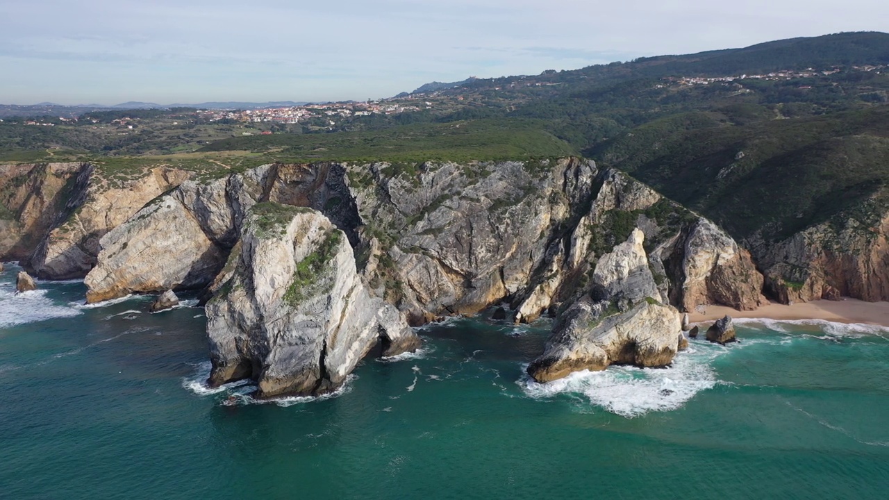 葡萄牙西部海岸线的空中飞行，飞越大熊海滩附近露出水面的岩石视频素材