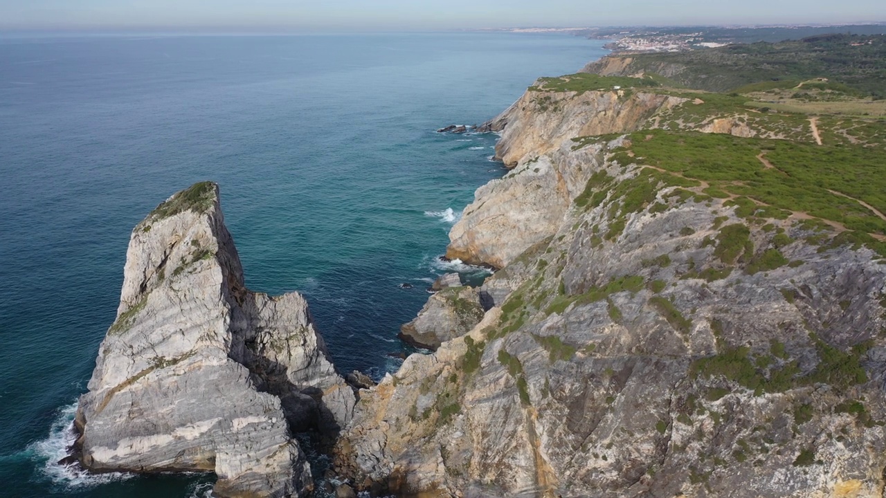 西葡萄牙海岸线在大熊海滩上空飞行，岩石露出水面视频素材