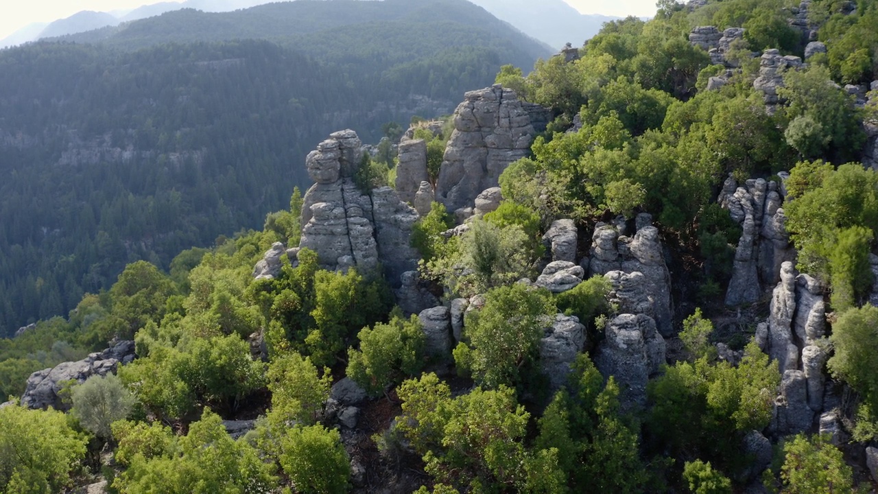 空中全景惊人的山坡与灰色岩石柱。视频素材