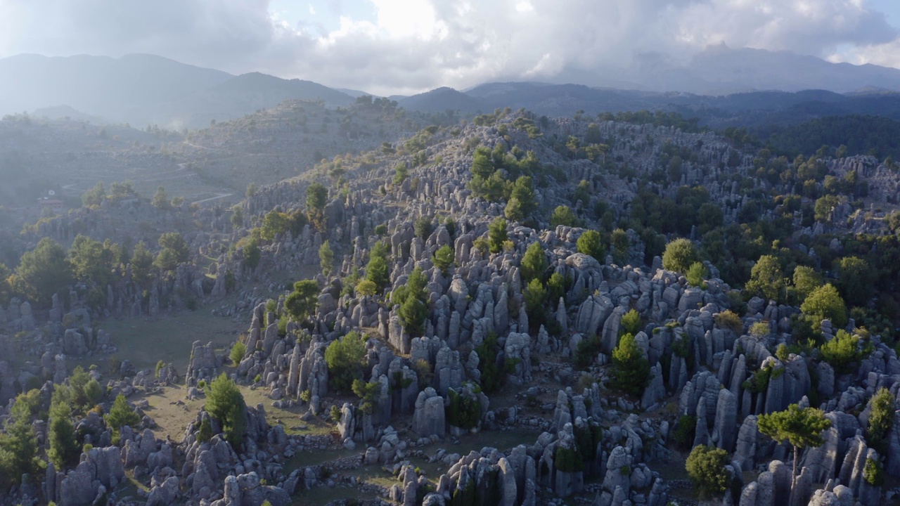 山坡上惊人的地质构造。无人机鸟瞰全景。视频素材