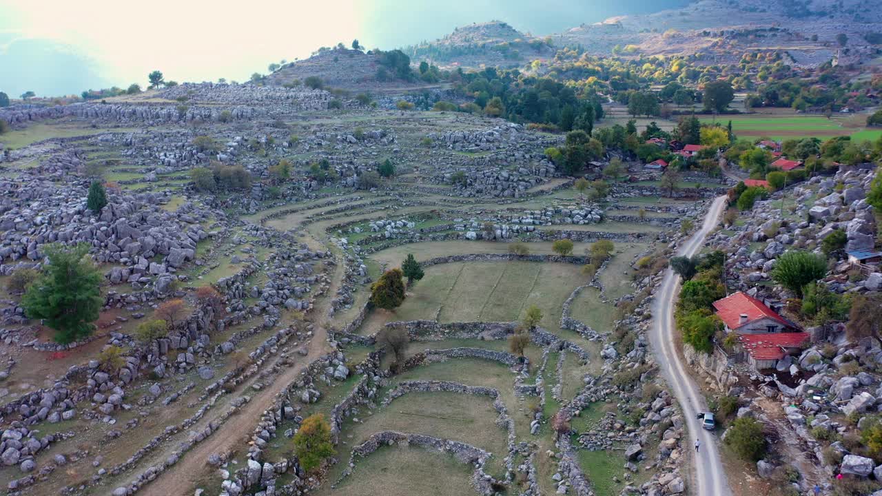 鸟瞰岩石山谷中的小村庄全景。视频素材