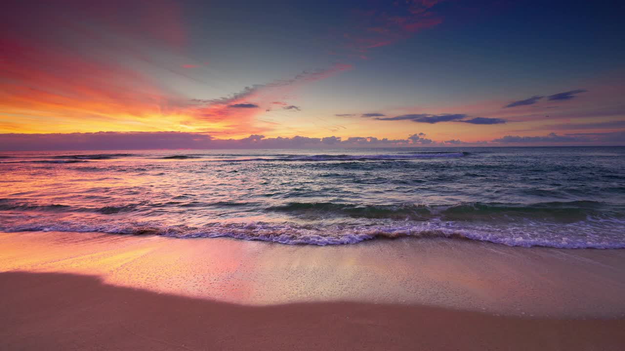 美丽的早晨，热带海滩。海洋或海上日出与风景优美的云视频素材