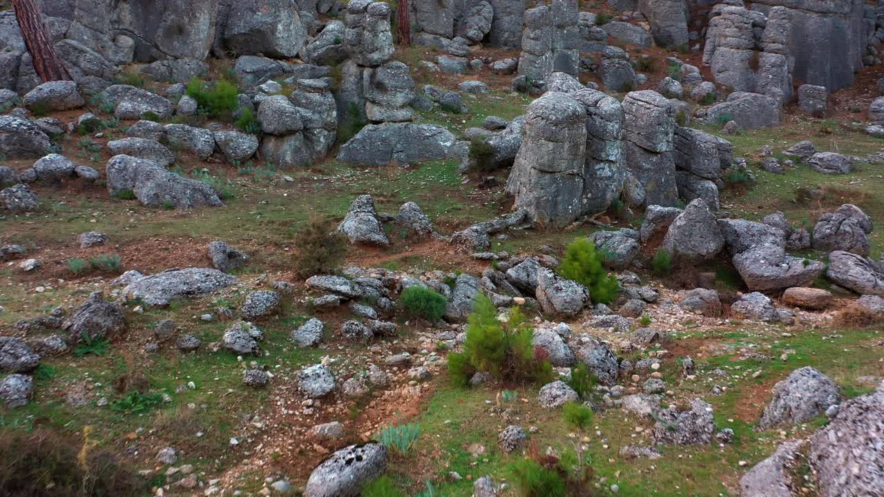 山中峡谷景观，有独特的灰色岩层。视频素材