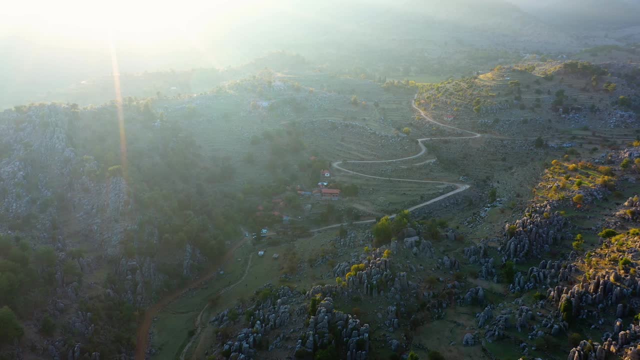 无人机鸟瞰山谷与美丽的岩层。视频素材