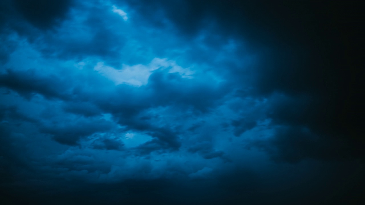 4 k间隔拍摄。黑暗风暴多云多雨的天空与雨，重云。天空自然背景。天气预报概念。沉重的狂暴的湍流云景。奇怪的云云天空移动在多云视频素材