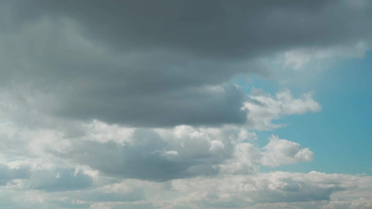 多云的蓝天和蓬松的云。自然背景4K时间延时。自然天空背景视频素材