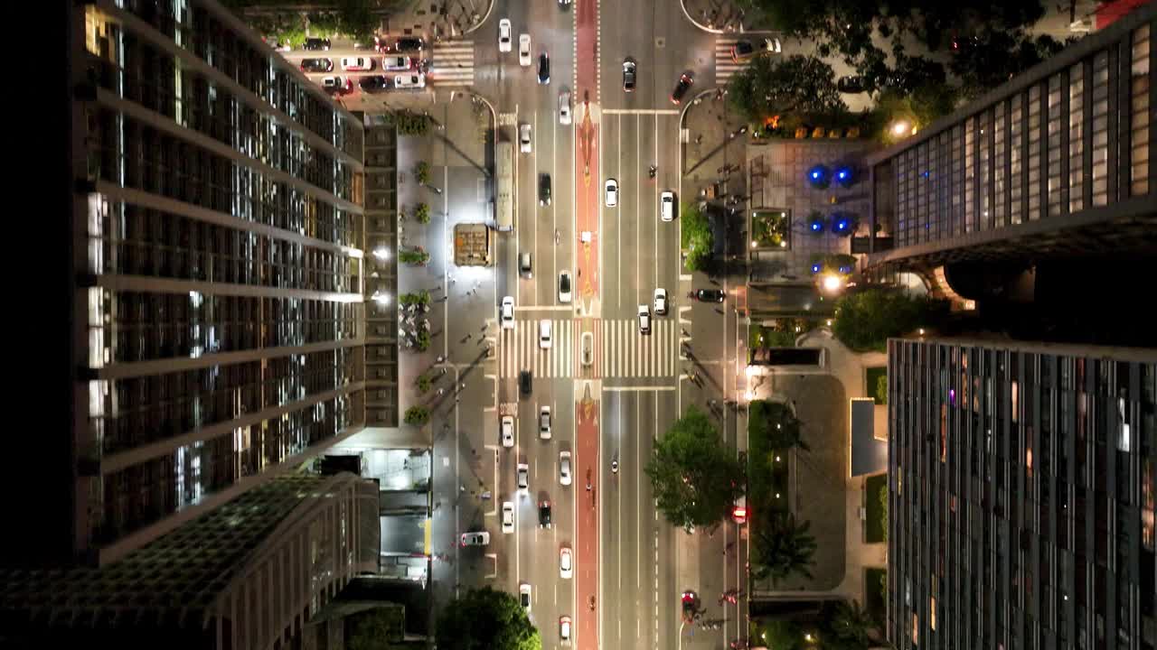 巴西圣保罗市中心的保利斯塔大道夜景。视频素材