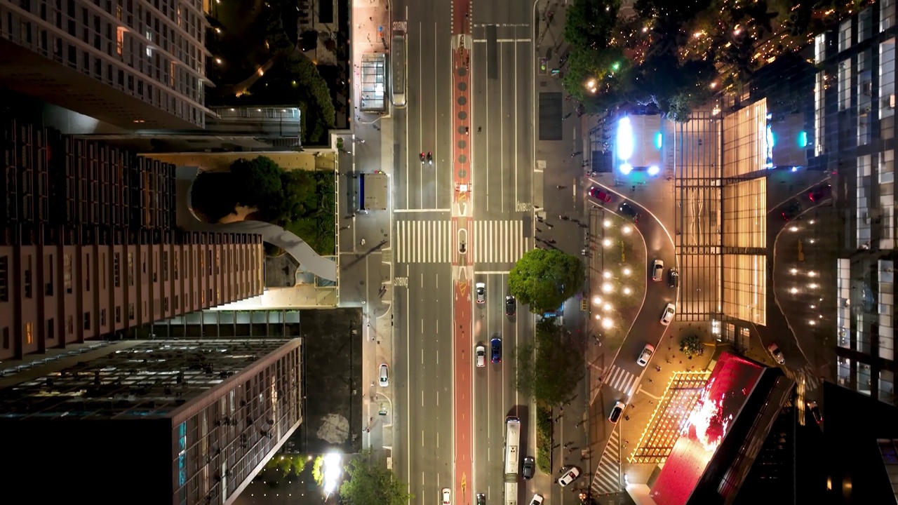 巴西圣保罗市中心的保利斯塔大道夜景。视频素材