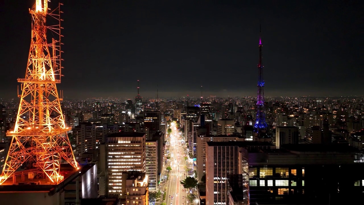 巴西圣保罗市中心的保利斯塔大道夜景。视频素材