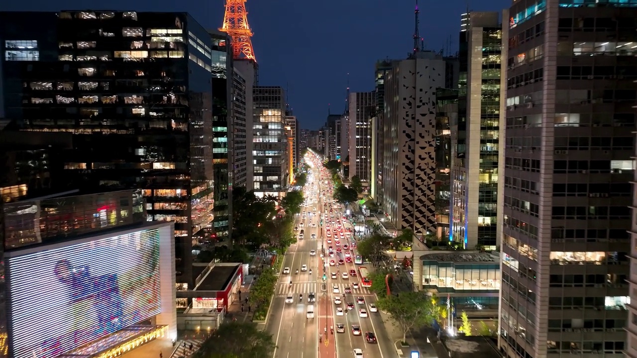 巴西圣保罗市中心的保利斯塔大道夜景。视频素材