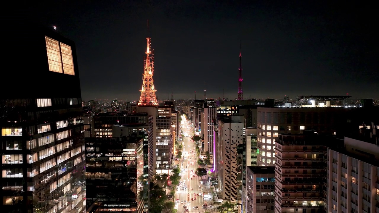 巴西圣保罗市中心的保利斯塔大道夜景。视频素材