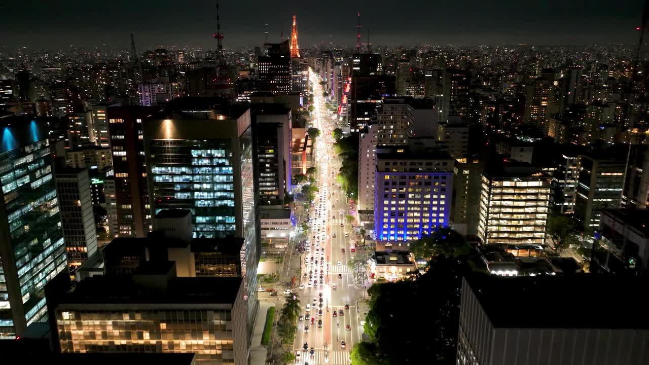 巴西圣保罗市中心的保利斯塔大道夜景。视频素材